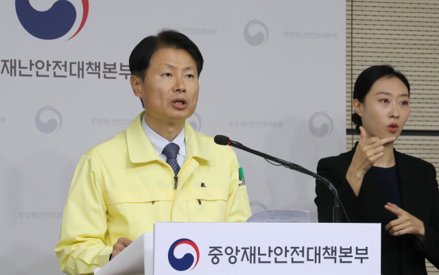 김강립 중앙재난안전대책본부 제1총괄조정관(보건복지부 차관)이 28일 오전 세종시 정부세종청사에서 코로나19 대응 중앙재난안전대책본부 회의 결과 등 정례브리핑을 하고 있다. 연합뉴스