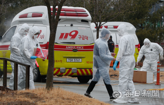 입원 병상을 구하지 못해 자가격리 중이던 코로나19 환자들이 28일 근로복지공단 대구병원으로 속속 이송되고 있다. 200 병상을 갖춘 이 병원은 지난 24일 코로나19 거점병원으로 지정된 이후 나흘 간 준비 과정을 거쳐 이날 오후 5시부터 환자에 대한 입원 절차를 진행했다. 우태욱 기자 woo@imaeil.com