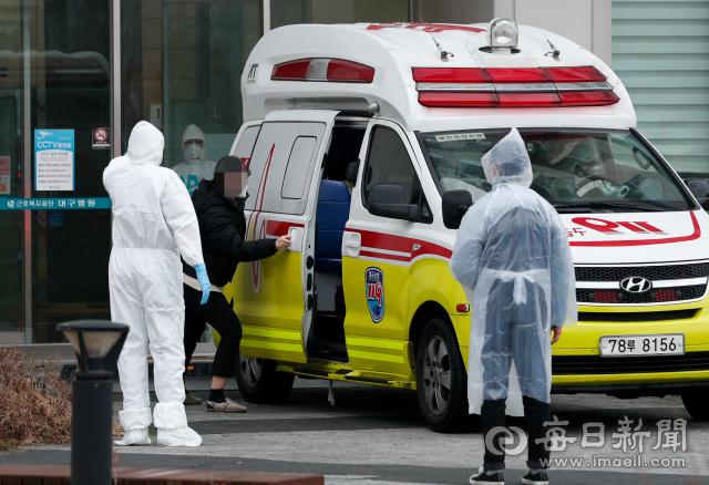 입원 병상을 구하지 못해 자가격리 중이던 코로나19 환자들이 28일 근로복지공단 대구병원으로 속속 이송되고 있다. 200 병상을 갖춘 이 병원은 지난 24일 코로나19 거점병원으로 지정된 이후 나흘 간 준비 과정을 거쳐 이날 오후 5시부터 환자에 대한 입원 절차를 진행했다. 우태욱 기자 woo@imaeil.com