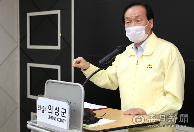 김주수 경북 의성군수가 지역에 살고 있는 신천지 교인에 대한 언론 브리핑을 하고 있다. 이희대 기자