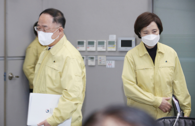 홍남기 경제부총리 겸 기획재정부 장관과 유은혜 사회부총리 겸 교육부 장관이 26일 오전 정부서울청사 중앙재난안전상황실 서울상황센터에서 대구시청과 영상으로 연결해 열린 신종 코로나바이러스 감염증(코로나19) 대응 중대본회의에 참석하고 있다. 연합뉴스