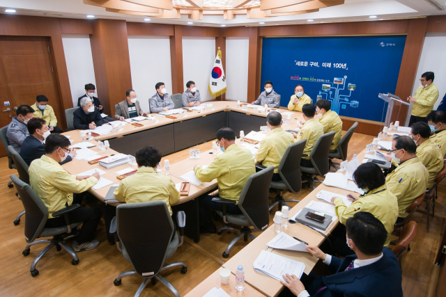 구미시(시장 장세용)와 구미경찰서(서장 이갑수) 관계자들이 지난 27일 구미시청 회의실에서 코로나19 확산 방지를 위한 긴급 대책회의를 하고 있다. 구미시 제공