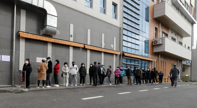 29일 오후 대전시 중구 대흥동 하나로마트에서 마스크를 사려는 고객들이 줄을 서 있다. 연합뉴스