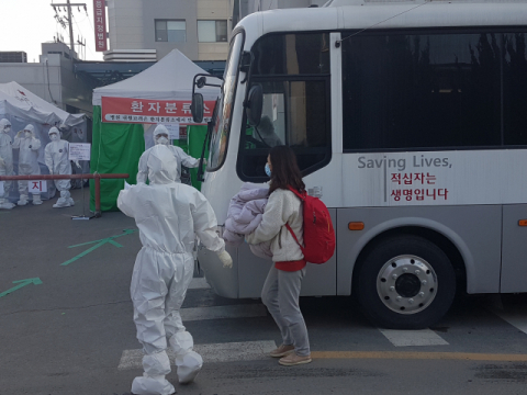 지난달 29일부터 코로나19 전담치료에 들어간 상주적십자병원에서 한 환자가 입원절차를 밝기 위해 안내를 받고 있다. 고도현 기자