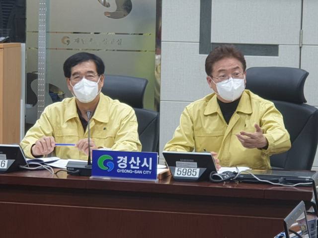 이철우 경북도지사(오른쪽)가 29일 저녁코로나 19가 확산되고 있는 경북 경산시를 방문해 코로나 19 대응 상황을 점검하고 있다. 김진만 기자