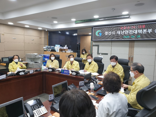 이철우 경북도지사가 29일 저녁코로나 19가 확산되고 있는 경북 경산시를 방문해 코로나 19 대응 추진 상황을 점검하고 있다. 김진만 기자