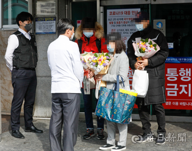 계명대 동산병원에서 입원 치료를 받던 코로나19 환자 3명이 완치돼 29일 오후 퇴원하고 있다. 이들은 지난 20일 확진 판정을 받은 30대 여성과 21일과 22일 확진 판정을 받은 2.30대 남성이다. 이로써 대구 지역 완치자는 6명으로 늘었다. 우태욱 기자 woo@imaeil.com