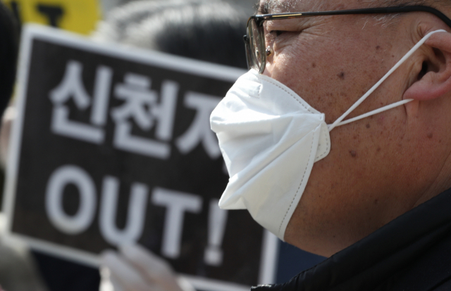 전국신천지피해자연대 회원들이 27일 오전 신천지 교주 이만희 총회장을 감염병예방법 위반 등의 혐의로 고발 하기에 앞서 서울 서초구 대검찰청 앞에서 신천지 해체와 이만희 총회장에 대한 구속수사를 촉구하는 기자회견을 하고 있다. 연합뉴스