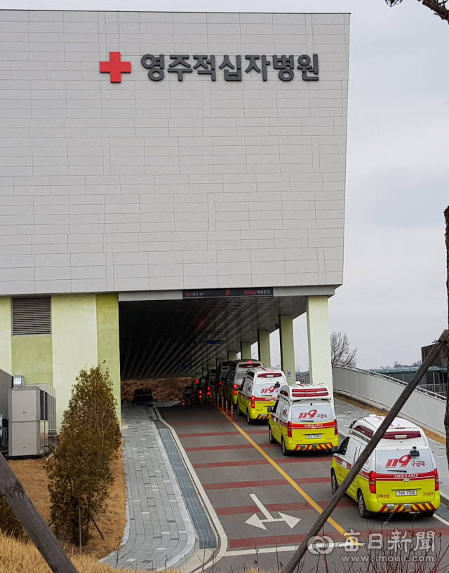 코로나19 전담병원으로 지정된 영주 적십자병원에 1일 대구 확진 환자들이 이송돼 들어오고 있다. 마경대 기자