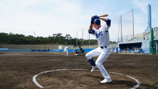지난달 29일 일본 오키나와 온나손 아카마 볼파크에서 삼성라이온즈와 LG 트윈스의 연습경기가 열린 가운데 삼성 타자 구자욱이 타선에 오르기 전 몸을 풀고 있다. 삼성라이온즈 제공