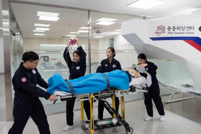 대구과학대 간호학과 학생들이 중증외상간호교육센터에서 실습하고 있다. 대구과학대 제공