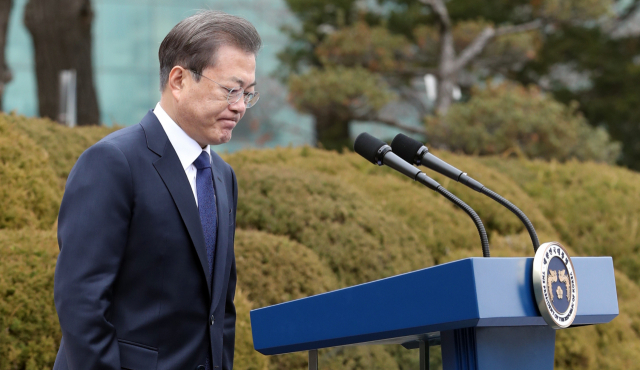 문재인 대통령이 1일 종로구 배화여고에서 3.1절 기념사 후 인사하고 있다. 연합뉴스