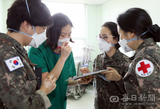 휴일인 1일 코로나19 환자 치료 병동 설치공사가 한창인 국군대구병원에서 간호장교들이 병실을 돌며 의료장비 배치 등 대책을 협의하고 있다. 대구시와 국방부는 이곳에 3일까지 303개 병상 규모의 공사를 마친 뒤 자가격리 중인 확진 환자 등을 받아 치료할 계획이다. 김태형 선임기자 thk@imaeil.com
