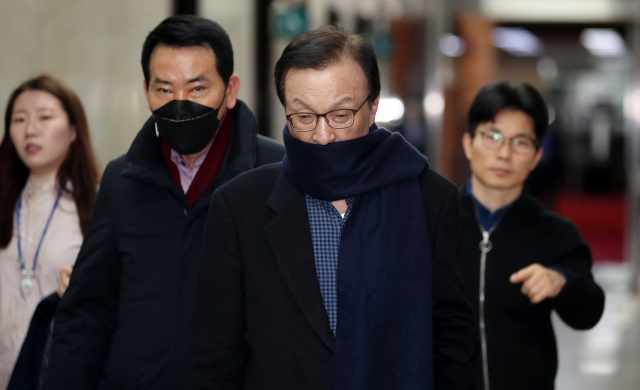 더불어민주당 이해찬 대표가 1일 오후 국회에서 열린 비공개 최고위원회의에 참석하기 위해 입장하고 있다. 연합뉴스