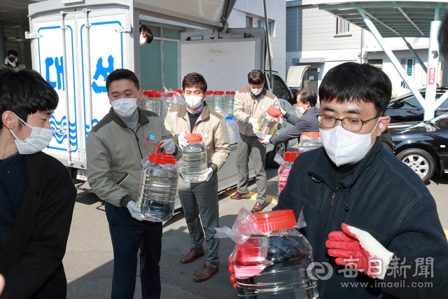 부산지역 향토기업 대선주조는 소주 원료 알코올을 방역 소독용으로 대구 북구청에 기부했다. 북구청 제공