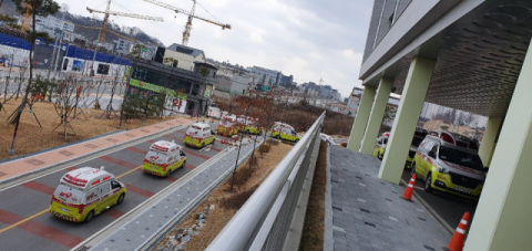 대구에서 이송된 코로나19 환자들이 경북 영주적십자병원에 도착하는 모습. 영주적십자병원 제공