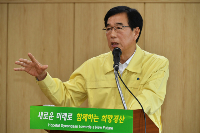최영조 경산시장이 2일 오후 경산시청 상황실에서 코로나 19 확산에 따른 대응 대책 등에 대해 브리핑을 하고 있다. 경산시 제공