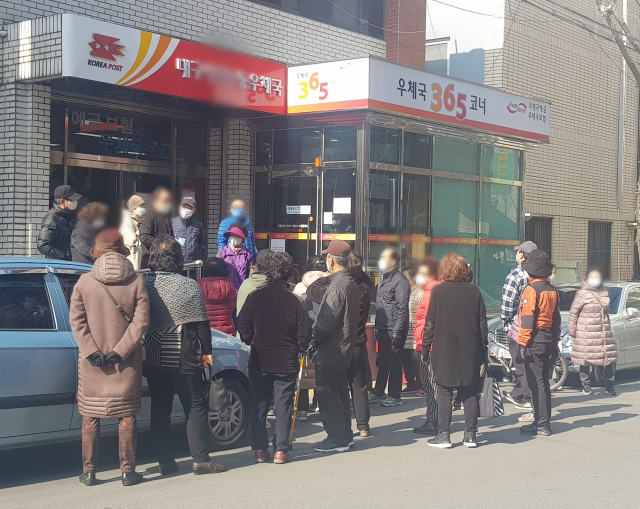 2일 오전 11시 우체국에서 마스크를 판매한다는 얘기를 들은 시민들이 그보다 일찍 왔음에도 마스크를 구매하지 못하자 우체국 직원에게 항의하고 있다. 이날 이 우체국에서는 마스크 물량 부족으로 선착순 50명에게만 마스크를 판매했다. 변선진 기자