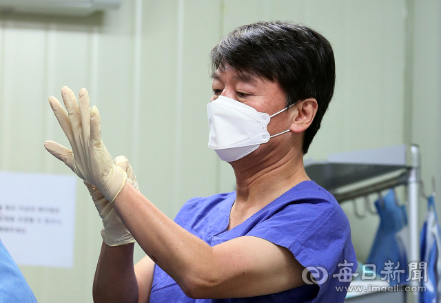 안철수 국민의당 대표가 지난 3월 2일 계명대 대구동산병원에서 이틀째 코로나19 환자 진료봉사를 위해 보호장갑을 착용하고 있다. 김태형 선임기자 thk@imaeil.com