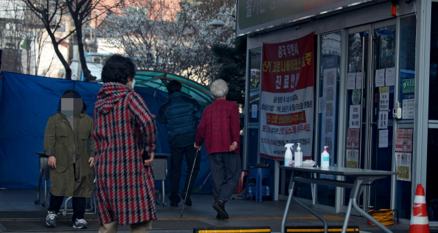 2일 오후 대구 남구보건소 선별진료소를 찾은 주민들이 보건소 폐쇄 사실을 확인하고 발길을 돌리고 있다. 전날 이곳에서 검체 채취 업무를 보던 국립교통재활병원 파견 간호사 1명이 코로나19 확진 판정을 받았다. 김영진 기자 kyjmaeil@imaeil.com