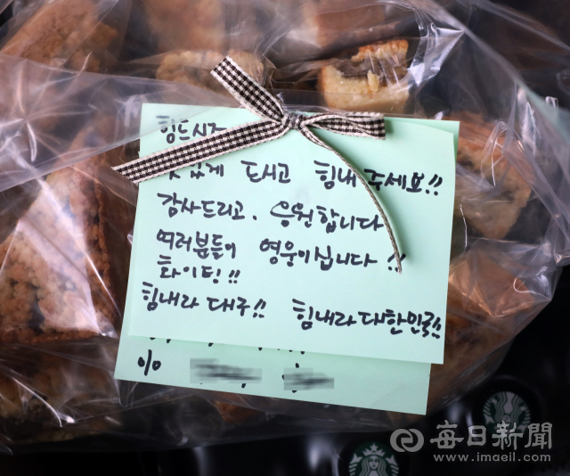 2일 오후 대구시내 한 제과점 주인이 코로나19와 사투를 벌이는 의료진을 응원하기 위해 계명대 대구동산병원에 전달한 빵과 응원 메시지. 김태형 선임기자 thk@imaeil.com