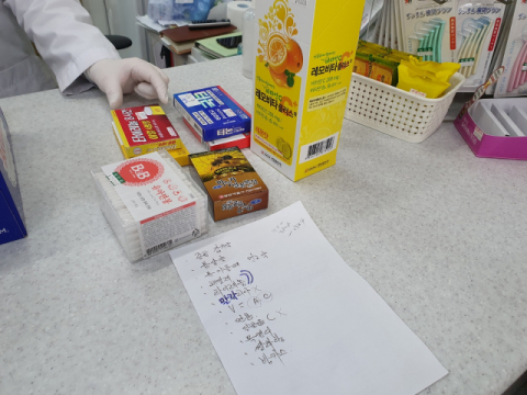 2일 대구 한 약국에서 한 손님이 종합감기약과 두통약, 비타민 등을 한꺼번에 구입하고 있다. 배주현 기자