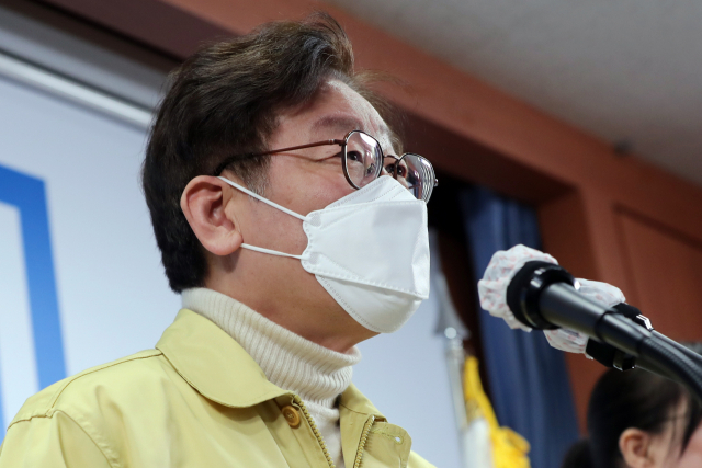 이재명 경기지사가 28일 오후 경기 수원시 팔달구 경기도청 2층에서 브리핑을 열고 도내 신천지 3만3천582명에 대한 신종 코로나바이러스 감염증(코로나19) 증상 여부 전수조사 결과를 밝히고 있다. 자료사진 연합뉴스