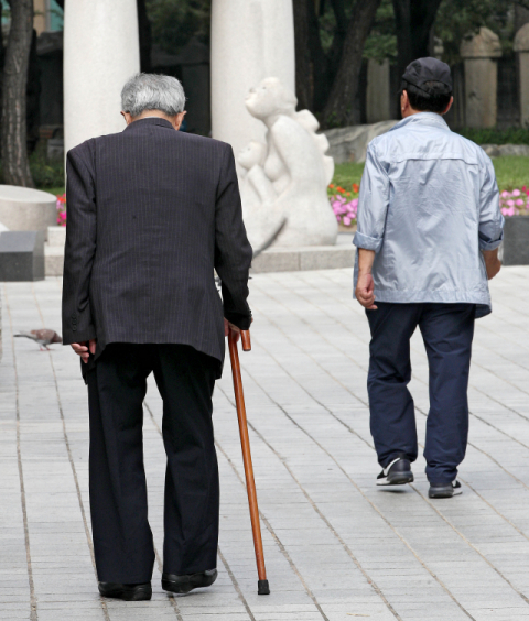 대구의 노인 주·야간보호센터에서 잇따라 코로나19 확진자가 나오면서 센터의 강제 휴원을 요구하는 목소리가 높다. 사진은 경상감영공원에서 산책하는 노인의 모습. 매일신문 DB