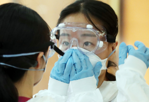 2일 대전 국군간호사관학교에서 신임 장교들이 신종 코로나바이러스 감염증(코로나19) 관련 교육을 받고 있다. 1일 자로 소위로 임관한 이들 간호장교 75명은 3일 임관식 후 대구지역에 투입된다. 연합뉴스