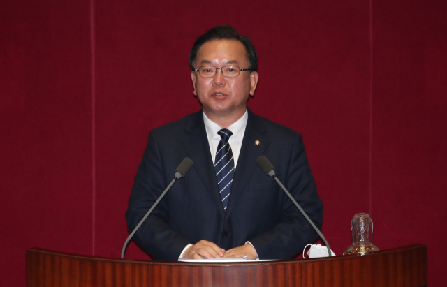 더불어민주당 김부겸 의원이 2일 국회 본회의장에서 열린 정치·외교·통일·안보 분야 대정부질문에서 발언하고 있다. 연합뉴스