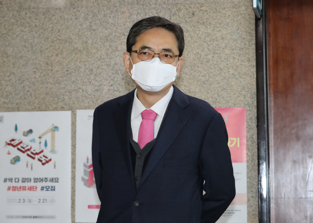 미래통합당 곽상도 의원이 2일 오전 서울 여의도 국회에서 열린 공천관리위원회 공천신청자 면접을 대기하고 있다. 연합뉴스