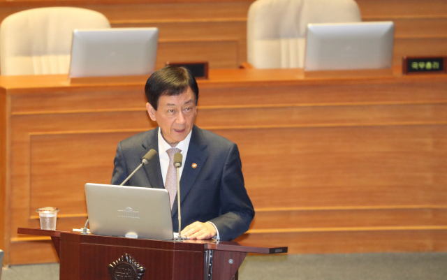 진영 행안부 장관이 2일 오후 국회 본회의에서 열린 대정부 질문에 참석, 신종 코로나바이러스 감염증(코로나 19) 대처 등에 대한 질문에 답하고 있다. 연합뉴스