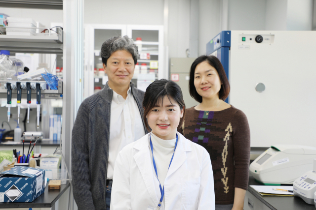 DGIST 뉴바이올로지전공 곽준명 교수(왼쪽), 제1저자 주 지알리(Zhu Jiali) 박사(가운데), IBS 식물노화수명연구단 김윤주 박사(오른쪽). DGIST 제공