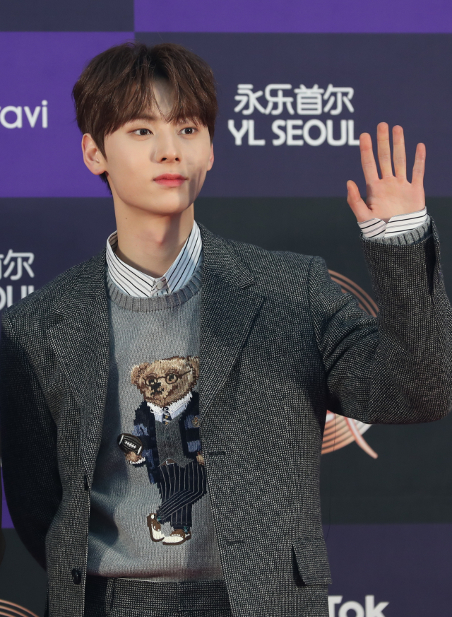최근 밀라노 패션위크에 참석해 코로나19에 노출될 뻔했던 뉴이스트의 황민현. 연합뉴스