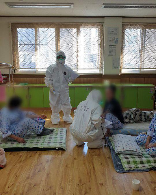 신종감염병 중앙임상위원회는 26일 국립중앙의료원에서 기자회견을 열고 경북 청도대남병원 정신병동의 집단감염 배경을 설명했다. 사진은 임상위가 공개한 청도대남병원 정신병동 내부의 모습. 자료사진 연합뉴스