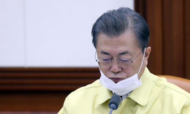문재인 대통령이 3일 국무회의에 참석하고 있다. 연합뉴스