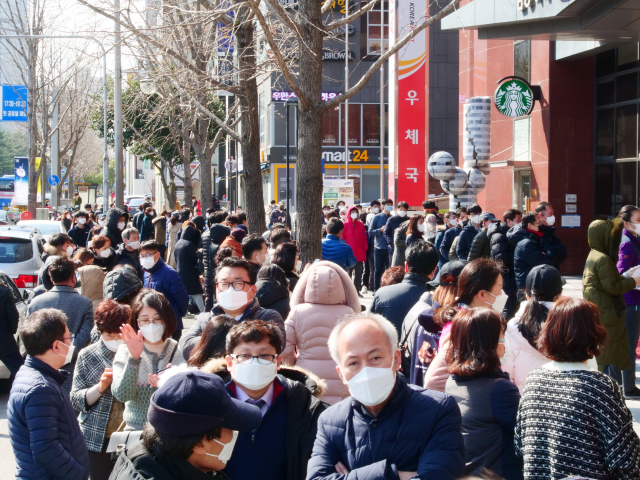3일 오전 범어3동 우체국 앞에 수백여 명의 시민들이 코로나19 예방용 마스크를 사기 위해 줄지어 서 있다. 안성완 기자