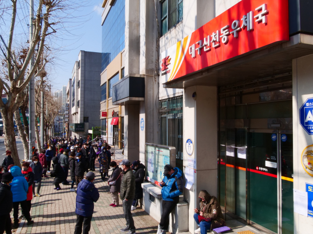 3일 오전 신천동 우체국 앞에 수백여 명의 시민들이 코로나19 예방용 마스크를 사기 위해 줄지어 서 있다. 이날 오전 11시에 마스크 1천425장이 순식간에 판매됐지만 주민들은 이른 아침부터 줄을 섰다며 불만이 가득했다. 디지털국 안성완 기자 asw0727@imaeil.com