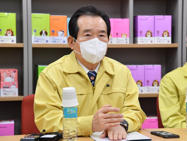 정세균 국무총리가 2일 오후 경북 문경에 위치한 보건용 마스크 생산업체를 방문해 현장 의견을 청취하고 있다. 연합뉴스