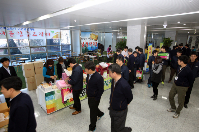 한국도로공사 직원들이 본사 내에 마련된 김천 특산품 직거래장터를 이용하고 있다. 한국도로공사 제공