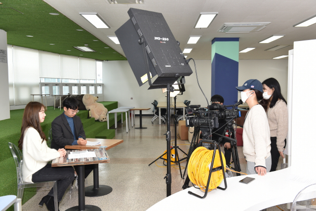 자유로운 토크형식으로 대학생활을 전달하고 있는 학생들. 대구한의대 제공