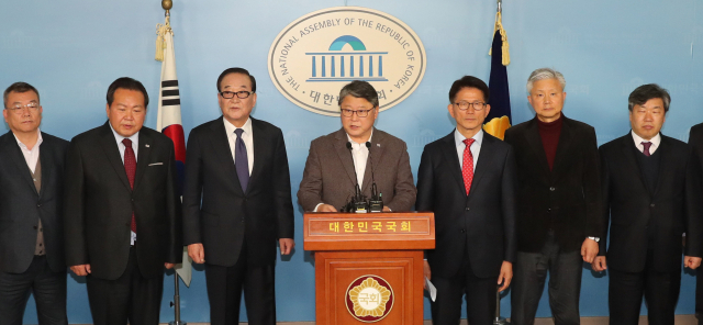 3일 오후 서울 여의도 국회 정론관에서 열린 자유통일당-우리공화당 합당 기자회견에서 우리공화당 조원진 대표가 인사말을 하고 있다. 연합뉴스