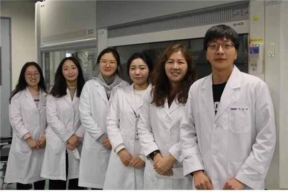 대구경북첨단의료산업진흥재단 신약개발지원센터가 만성골수성백혈병 치료 후보물질을 발견해 특허 출원했다. 사진은 후보물질을 발견한 표적항암제팀. 첨복재단 제공