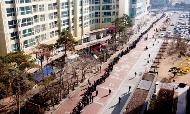 지난 2월 24일 오전 대구 북구 칠성동 이마트 칠성점이 마스크를 사기 위한 시민들로 북새통을 이루고 있는 모습. 8일이 지난 3일 현재 마스크 대란은 더욱 심화되고 있다. 매일신문DB