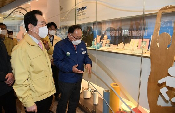 정세균 총리가 구미국가산업단지 내 도레이첨단소재㈜를 방문해 마스크 원자재 MB(멜트 블로운) 필터의 생산 현황을 점검하고 있다. 총리실 제공