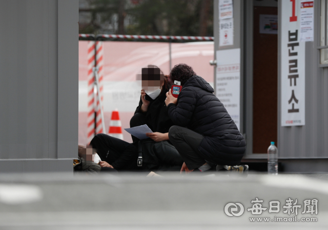 코로나19 환자가 급증하고 있는 대구 지역의 치료시설과 의료장비 부족 사태가 이어지고 있는 가운데 3일 대구 시내 한 대학병원 응급실 앞 환자 분류소에서 한 노인이 검사를 기다리다 지쳐 바닥에 누워 있다. 우태욱 기자 우태욱 기자 woo@imaeil.com