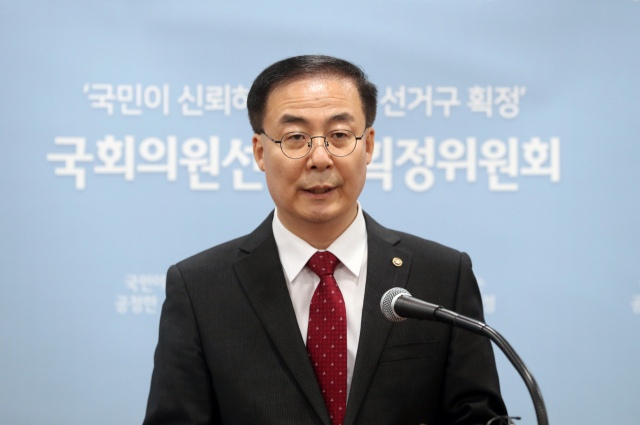 국회의원선거구획정위원회 김세환 위원장이 3일 중앙선관위 관악청사에서 제21대 국회의원선거 선거구획정안 국회 제출과 관련, 위원회의 입장문을 발표하고 있다. 연합뉴스