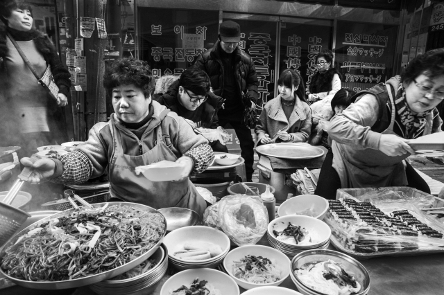 2017년 3월 부산 자갈치시장. 시 손경찬(대구예술총연합회 정책기획단장)·사진 서병창