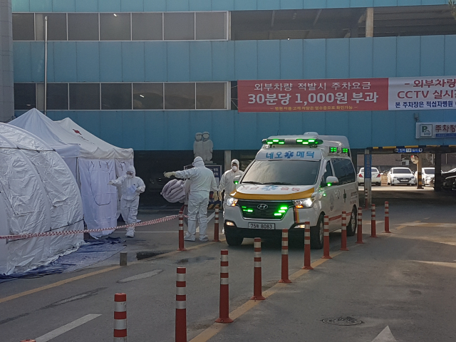 지난달 29일 대구 코로나 환자를 실은 구급차가 입원을 위해 상주적십자병원으로 들어서고 있다. 고도현 기자