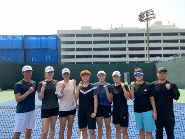 여자 테니스 대표팀 (왼쪽부터 정성윤 코치, 최지희, 장수정, 김다빈, 한나래, 김나리, 최영자 감독, 왕서훤 트레이너) 대한테니스협회 제공